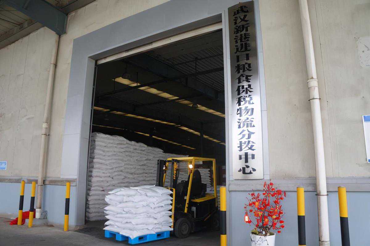 在武汉阳逻港，湖北首家粮食保税仓挂牌运营