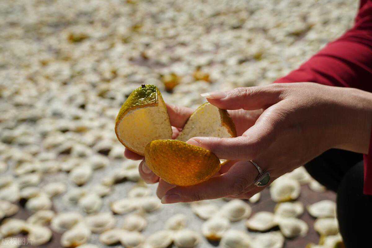 新会陈皮翻晒秘密：它真的只是晒太阳那么简单吗？