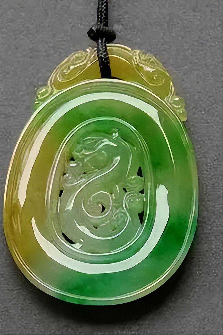 没有这块切涨的石头，你绝不知道黄加绿翡翠的价值