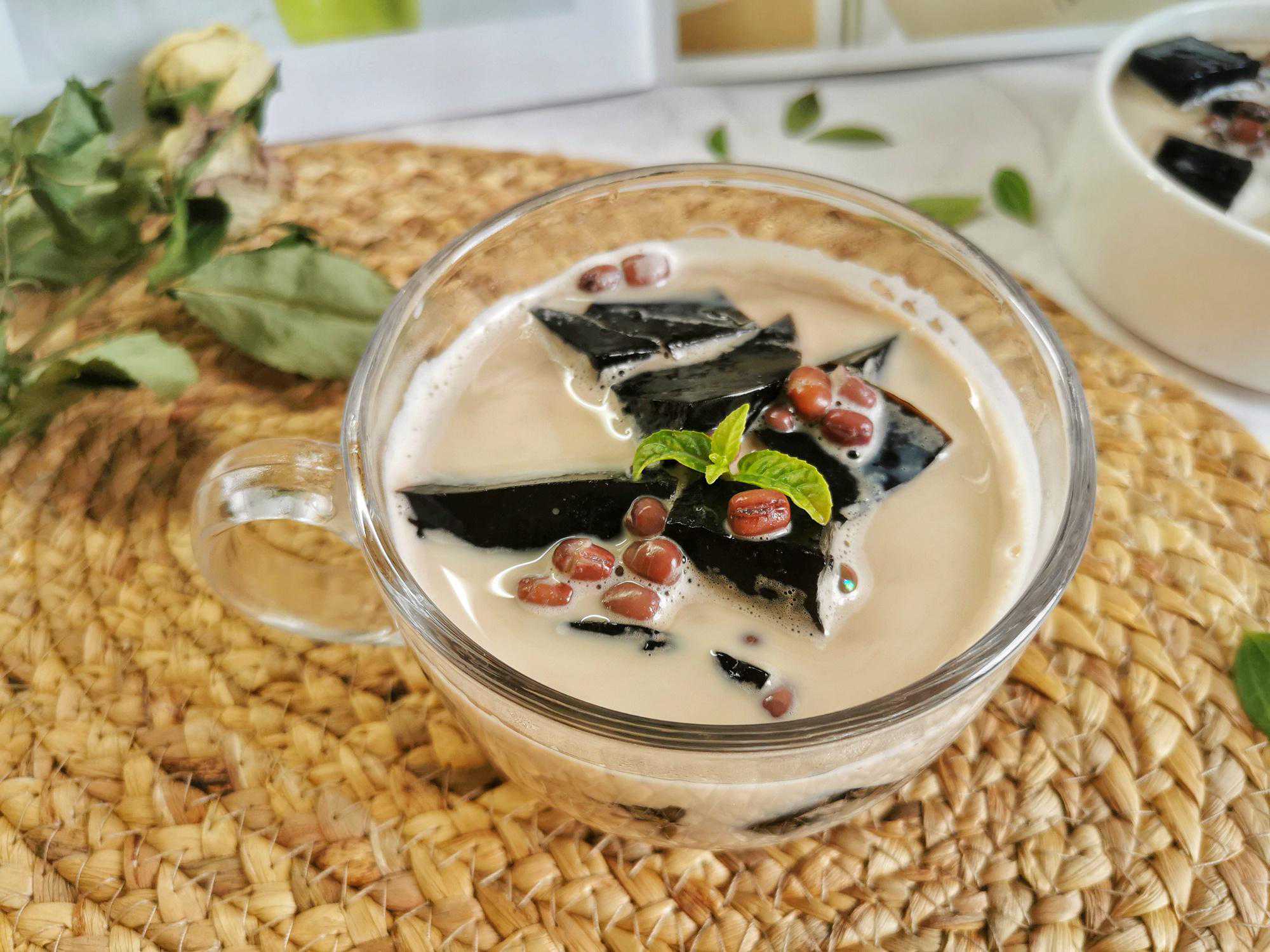 在家自制烧仙草奶茶，消暑解渴，10块钱做3份，低糖更健康