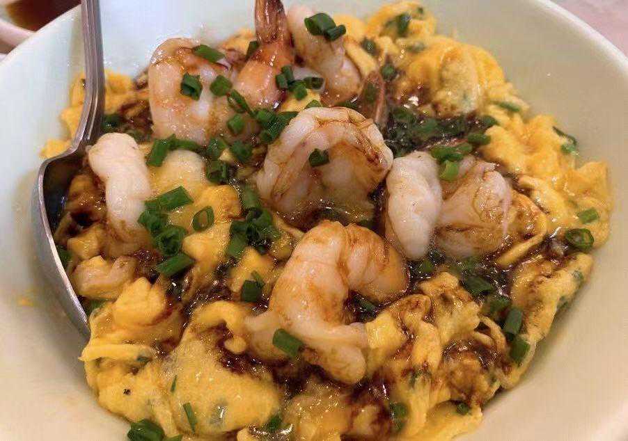 上海藏在市中心的一家宝藏港式茶餐厅，人均40元，饭点拼桌才能吃